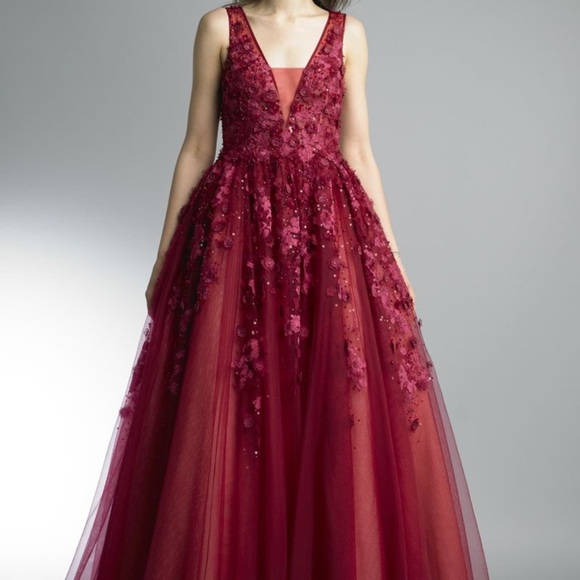 Basix black label gown - Picture 2 of 7